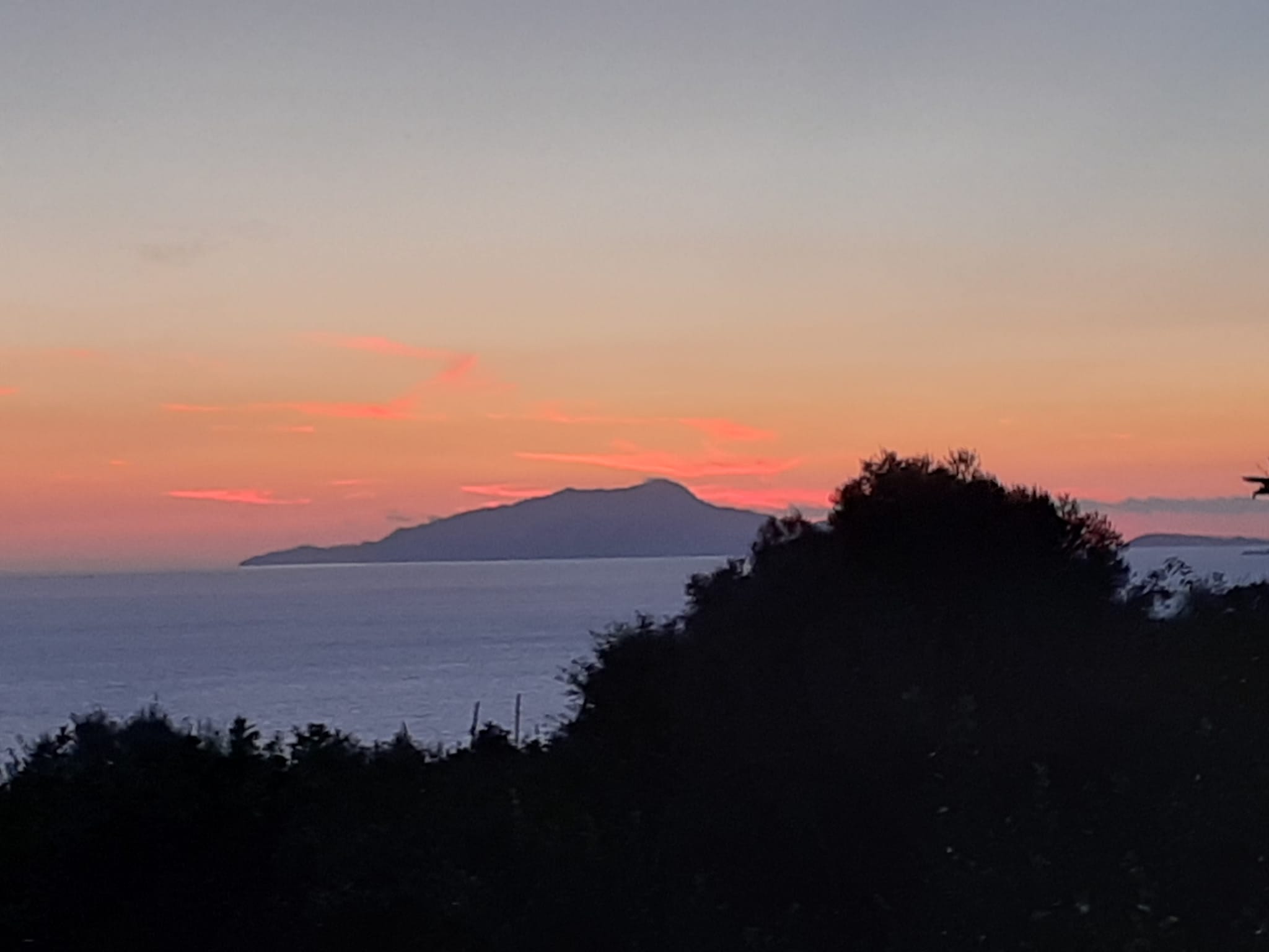 Il profilo della costa al tramonto